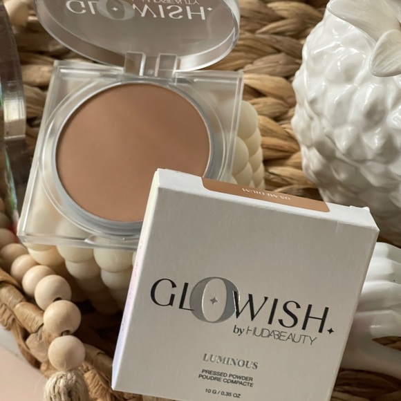 HUDA BEAUTY GloWish Luminous Pressed Powder In 05 Medium - Picture 4 of 12